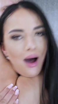 Fata excitată Maddy Black are curul întins de o pulă mare albă