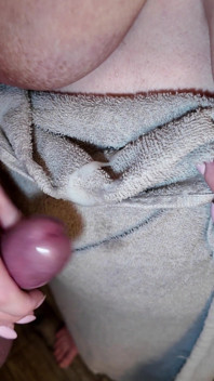Grandes Tetas Naturales MILF Masturbación Con La Mano En La Ducha. Me Corro En Su Toalla.