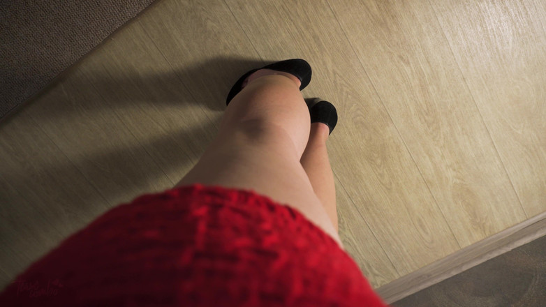 Teasecombo 4K: 하이힐을 신은 긴 다리와 송아지를 괴롭히는 POV