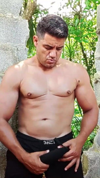 Yuri Gaucho masáž penisu až do vyvrcholení