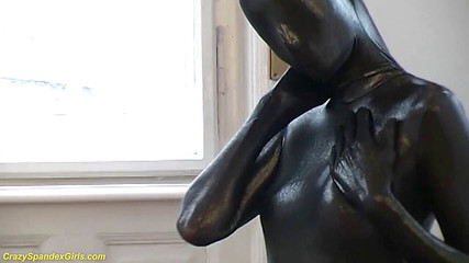 Fetish Islands: Extrême, une bombasse sexy en lycra hermétique