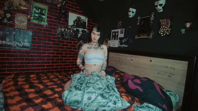 MessalinaHorror: Messalina Cares a Pussy with a Pillow