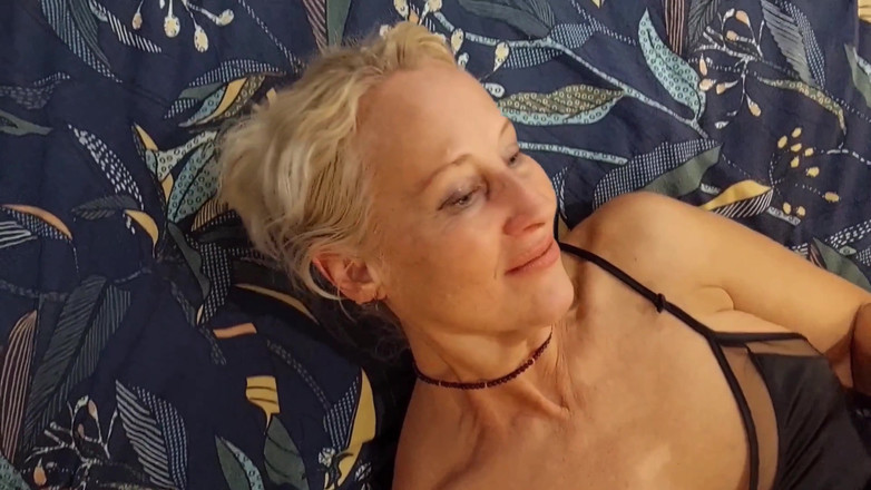 Selena701: Amatör Sarışın Olgun Eş İç Çamaşırı İç Çamaşırında Keyif Alıyor