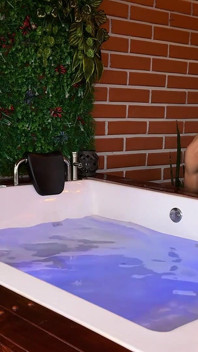 Il tecnico della jacuzzi mi sistema con il suo grande strumento e finisce per riempire la mia figa stretta con il latte caldo!