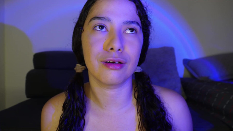 Elenafox: 撸管指挥可爱的荡妇在特写中展示她的阴户