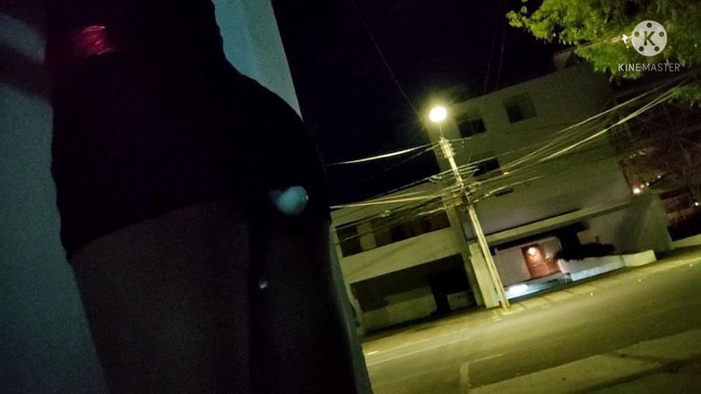 Traviezisha: 娘娘腔变装者在外面走动，她的屁股里有一个振动器，还有一个微型贞操笼