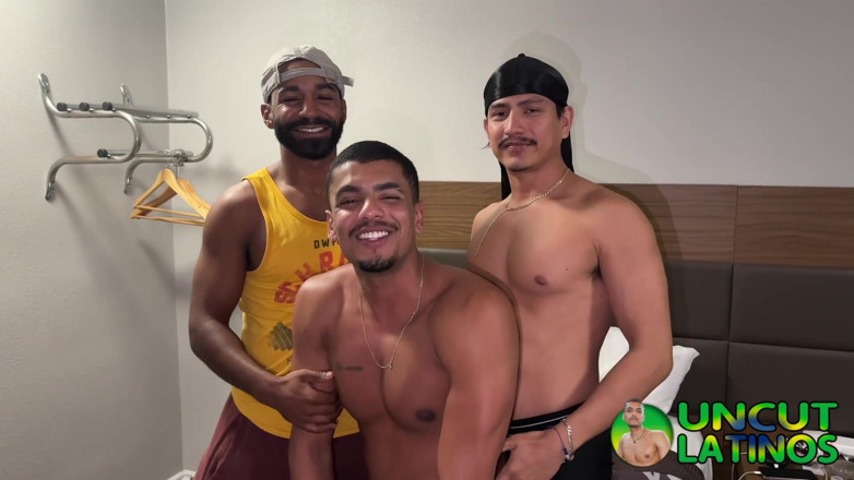 Uncut Latinos: 2 büyük sikli adam takım çift anal uncutlatinos
