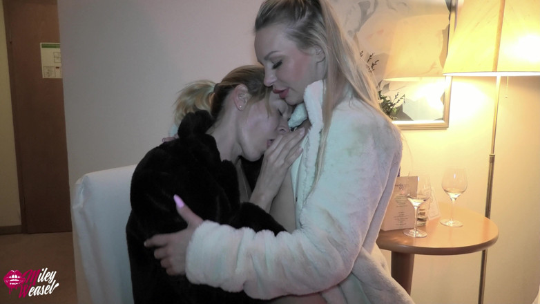 Miley Weasel: 2 Niegrzeczne blond dziwki w butach i futrze!