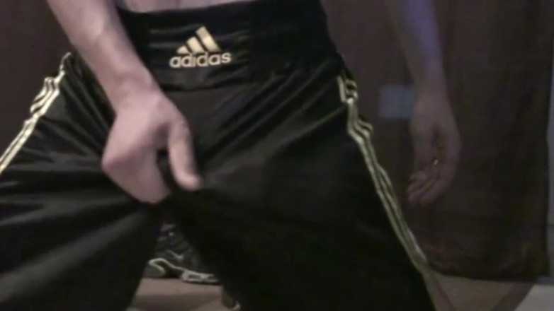 Gaybareback: Fétiche des baskets, sket en solo