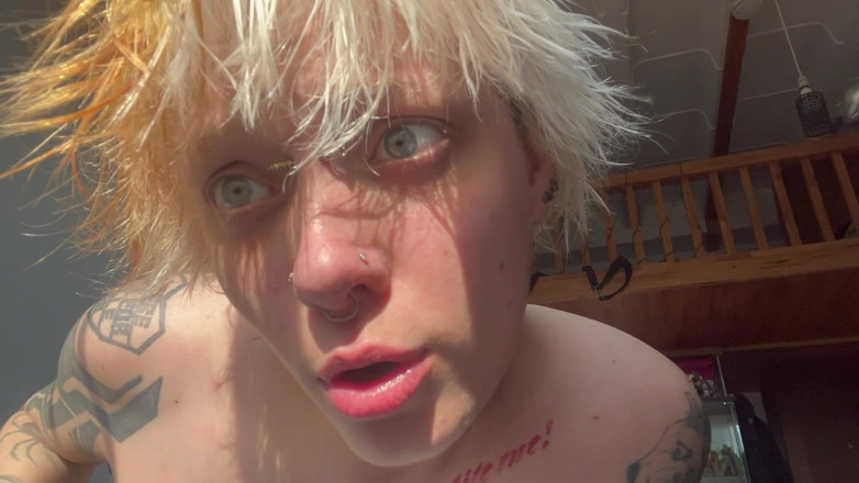 Glitterqueen1999: Ingen smink goth flicka i solen flares piggy nose