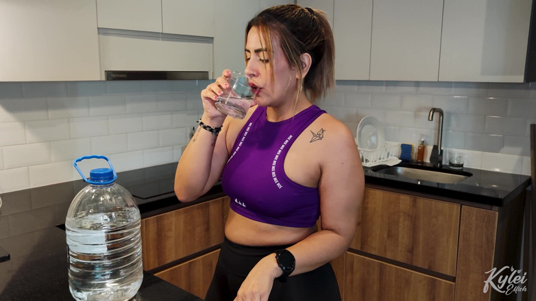 Kylei Ellish: Prsaté Latinoameričanky si užívají divokou a hardcore lesbickou trojku před...