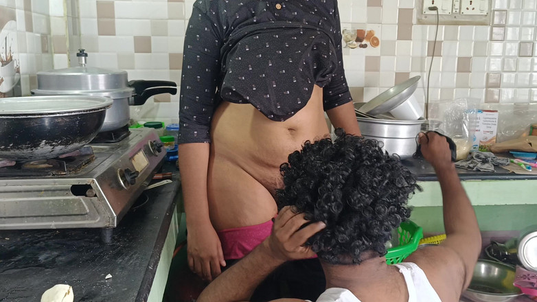 Palani69: Ev hanımı mutfakta ateşli sikişiyor