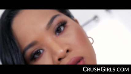 Crush Girls: Crush Girls - ゴージャスなポルノスターHoney Goldは彼女のガラスディルドで降ります
