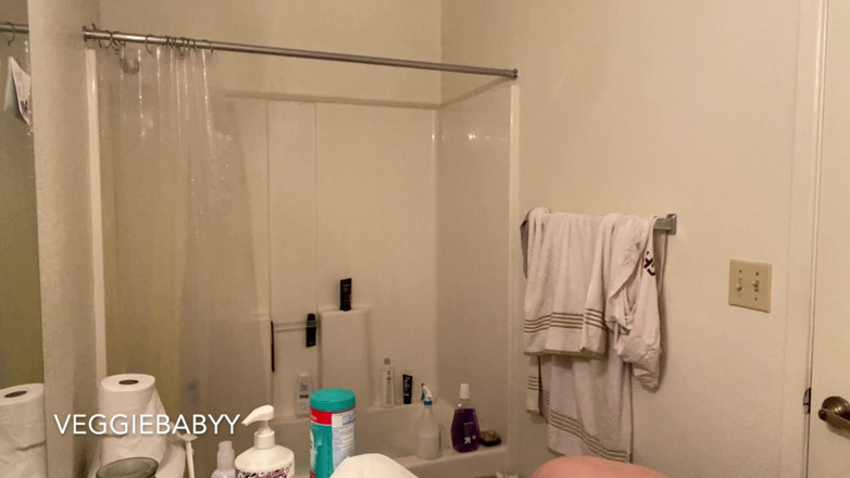 Veggiebabyy: Çıplak banyo temizliği ve çiş