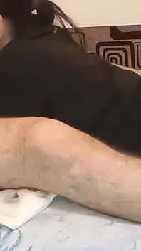 J’attends Que Mon Beau-père Vienne Me Sucer Et Me Baiser