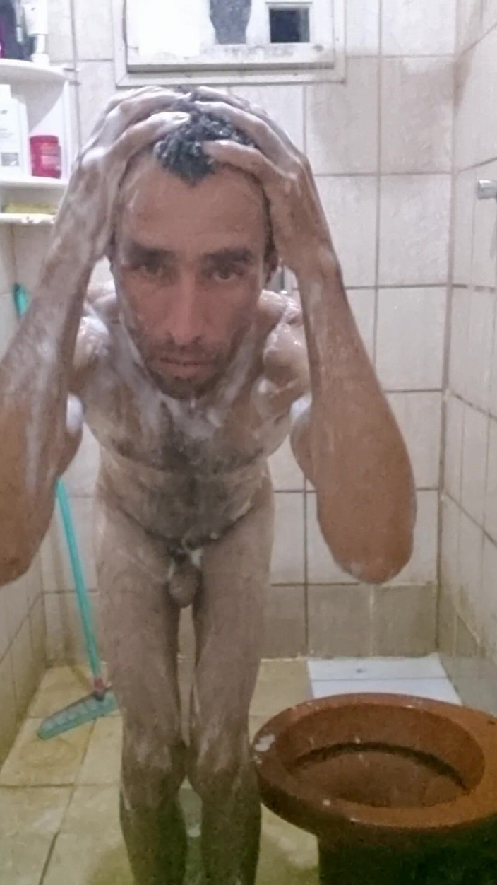 osmar1221: Eu fac un duș cu un hard-on și mă masturbez până...