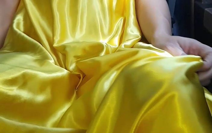 Naomisinka: Crossdresser seksi masturbasi memakai gaun mengkilap satin kuning