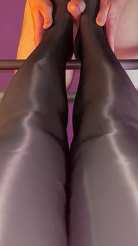 Footjob avec des pieds sexy en nylon