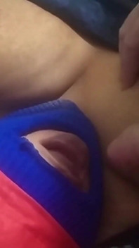 巨乳妻は無意識のうちに2本のチンポをしゃぶり、見知らぬ人の精液を飲み込む