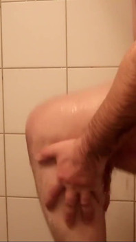 Molliger schwuler in der dusche