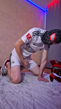 Młody spider-man spust całego trampkarza Ozyrysa