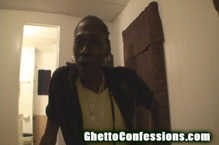 Ghetto Confessions: Edepsiz karanlık zenci piliç beyaz taşakları emiyor ve yarak getto...