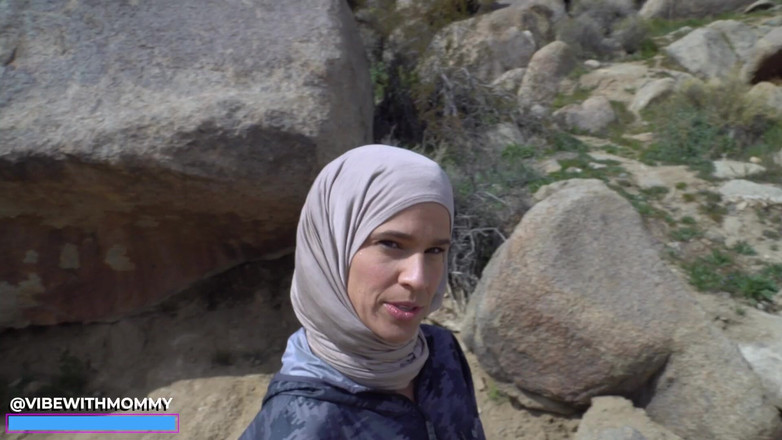 VibeWithMommy: 保守的な女性兵士のヒジャブ