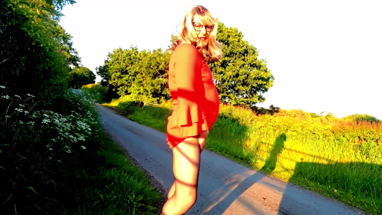 Kellycd2022: Crossdresser amatir Kellycd2022 masturbasi di bawah sinar matahari