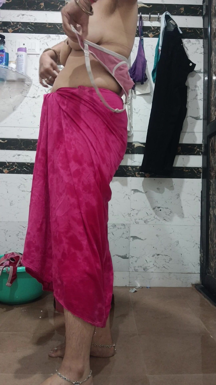 Priya hot 77: Pertunjukan mandi seksi Priya Bhabi