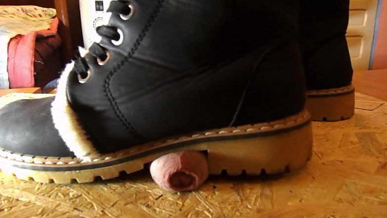 Paultramp: Tritt auf den Penis und ejakuliere