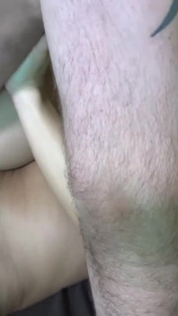 Brunetka vixen Denise Sky je bušena a olízaná kundička
