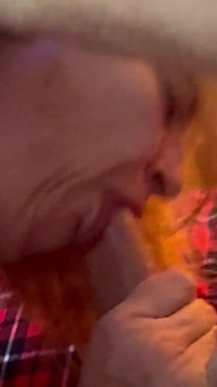 Stiefpapi einen blowjob geben und gefistet werden