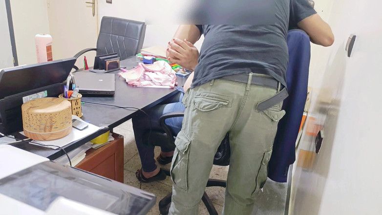 BBW LATINA: 完璧な体をした有名な弁護士が彼女のオフィスでピザ配達の男に犯され、彼女は幸せで欲望で叫んでいました