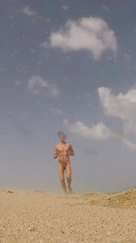 Uomo nudista non circonciso che corre a su State Beach