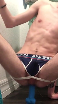 Twink fickt einen 7-zoll-dildo