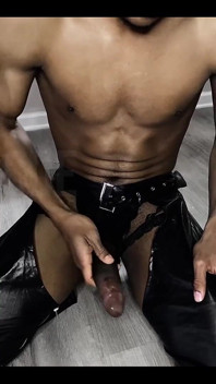 Mengusap zakar hitam tebal ini dalam cosplay menjerit penuh