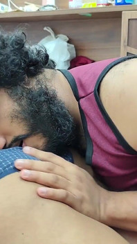 Mallu paar heiße Romantik im schlafzimmerkleid Entfernung und kuss mit möpsen lutschen heiße Desi-Romantik zu hause