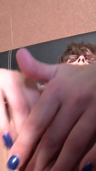 Німецька брюнетка мамка проникає в її пизду величезним ділдо, а також за допомогою дірки, яка знімає її