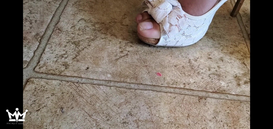 Mya Mula Goddess: Minik köleler dev göt ve ayaklarla tanışıyor