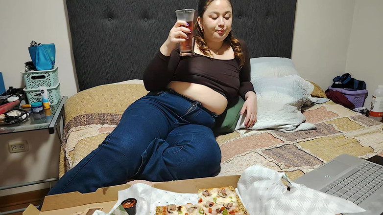 Nicole Passat: Masivní pizza Binge Nicole: břichová blaženost