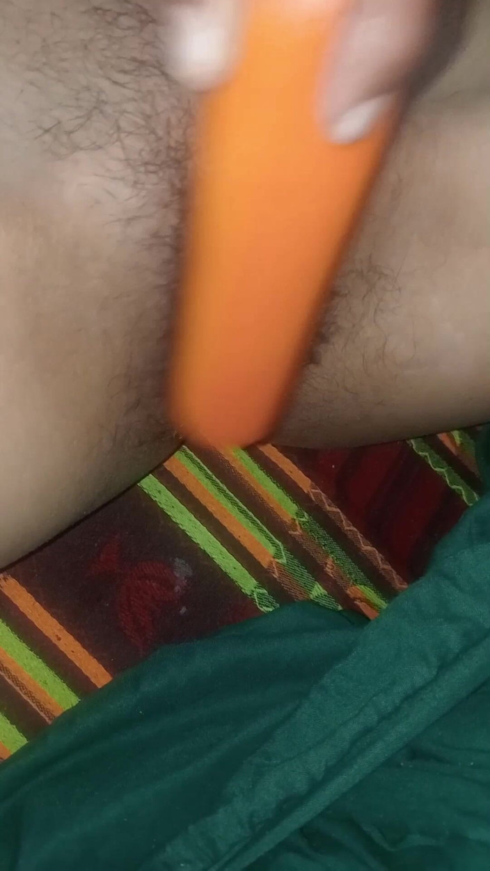 Desi Lusty Cooules01: Desi dorpsmeisje probeert dingen in gaten