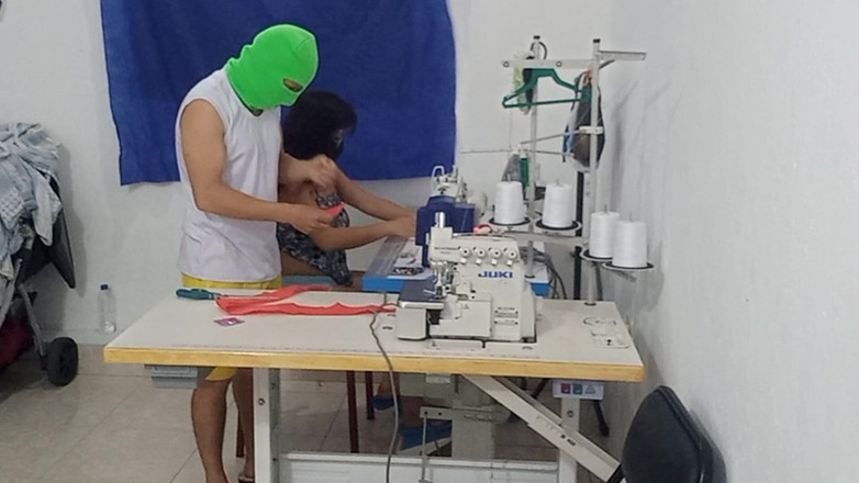 NEGRITA SEXY: Szwaczka ma zmysłową przygodę ze swoim współpracownikiem