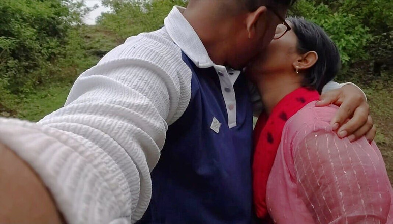 Premi pooja: 印度德西乡村风格性爱 - 夫妻住在城市里来到村庄的丛林里做爱。