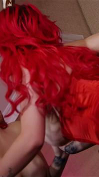 Seksi düzgün vücutlu büyük memeli porno bebek Jasmine James asılı aygırına üst düzey meme jon'u veriyor