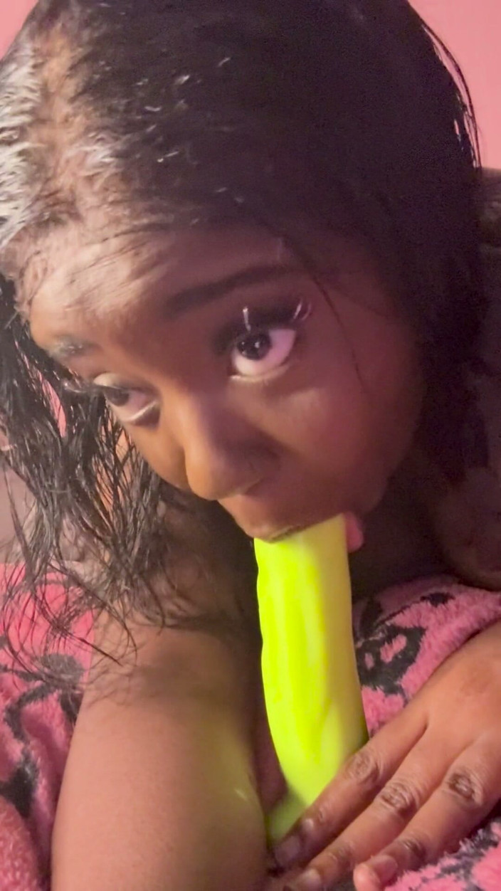ALLIYAH ALECIA: 让我好好地吮吸你的大黑屌直到你射精继父