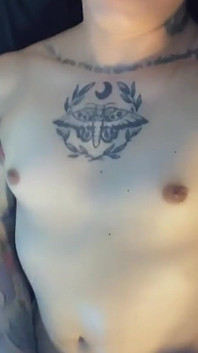 Ragazza trans nuda si masturba e viene