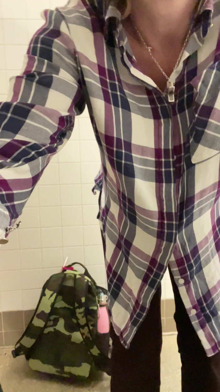 MistressWriggler: Když se nevinný čůrání na veřejných toaletách promění v drzý stříkající...