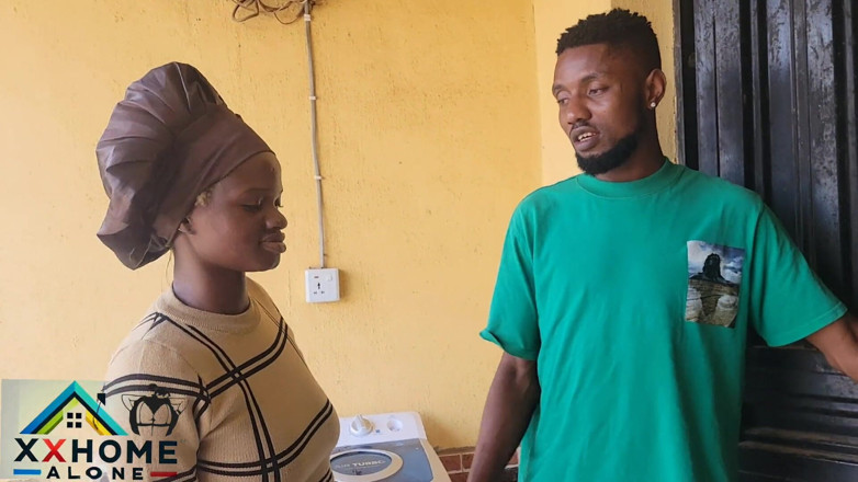 Home Alone: Vendors Doing Her Side Hustling as Os Delivering Her Sweet...