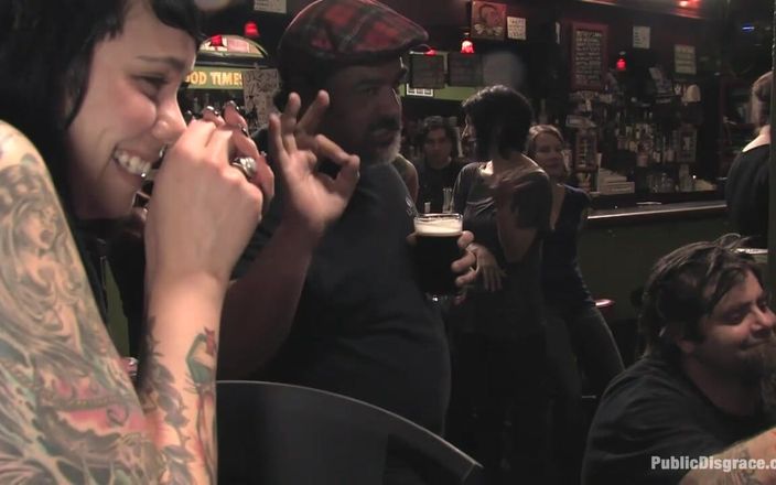 Public Disgrace by Kink: Bystig brunett knullad framför en bar full av människor
