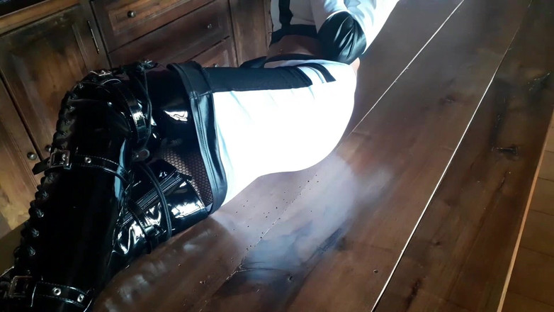 LauraOnHeels: MILF kompilace v botách přes koleno a kotník